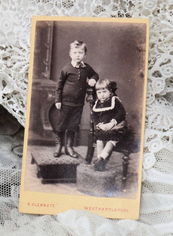 Oude foto van 2 kindjes