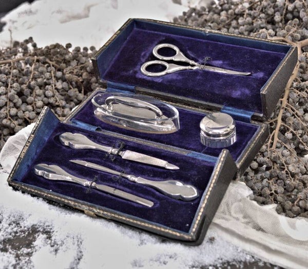 Antiek zilveren manicure set in originele opbergdoos uit 1911