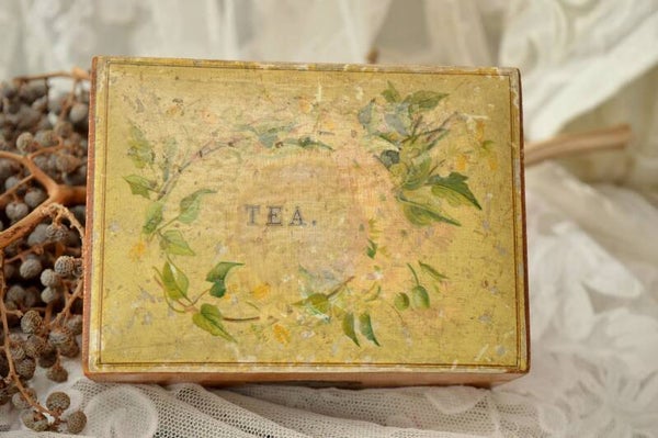 Vintage houten theedoosje met afbeelding van bloemen op de deksel