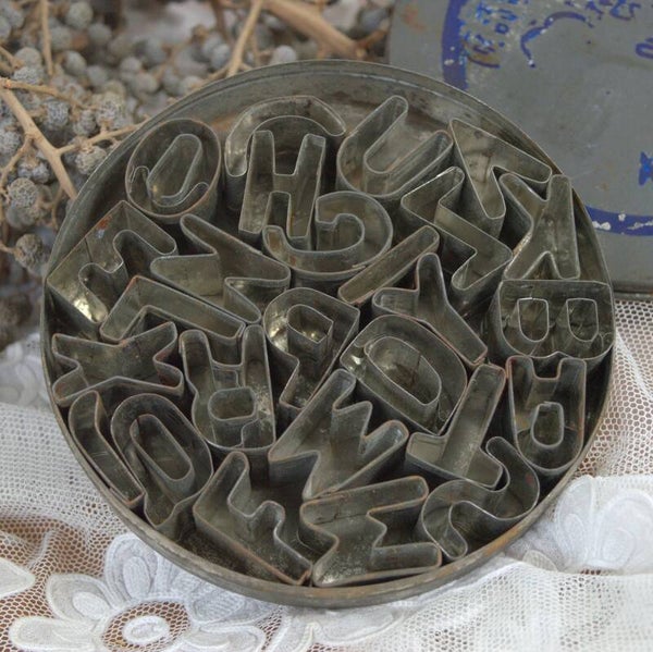 Vintage rond blikje met lettervormpjes voor boter