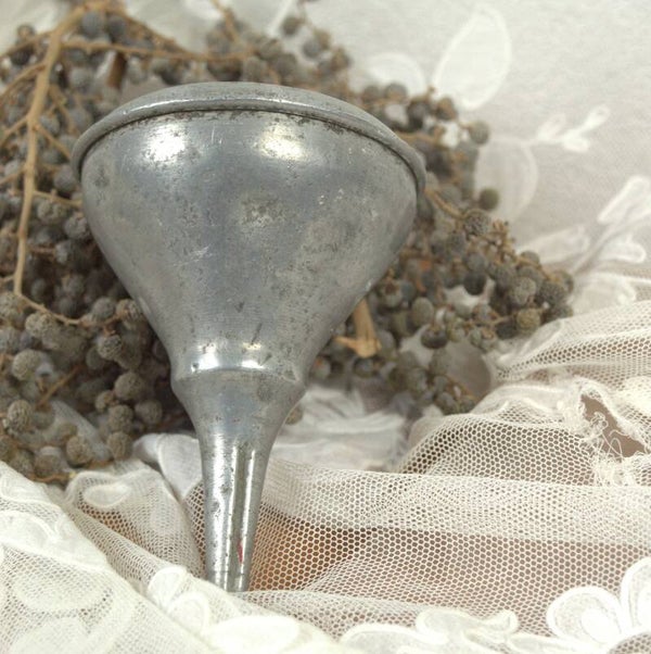 Vintage metalen trechter met zeefje