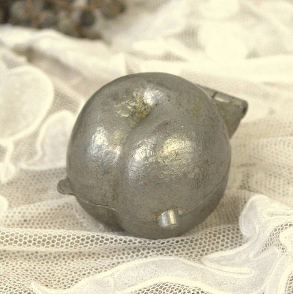 Vintage  perzik ijsvorm van tin