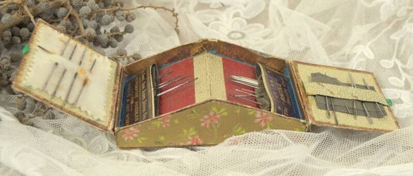 Brocante  kartonnen gebloemd naalden doosje