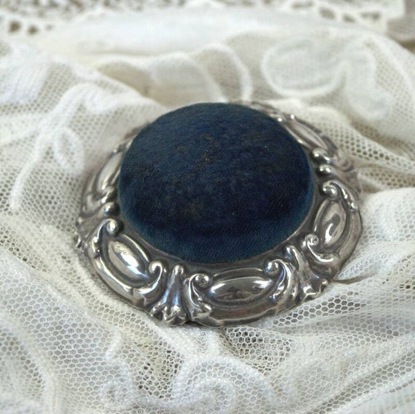 Antiek rond zilveren speldenkussentje uit 1905