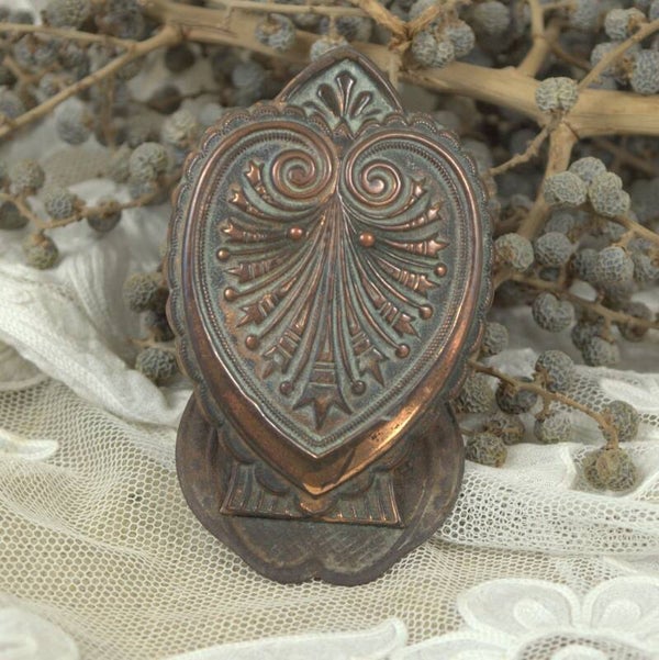Oude metalen brievenklem