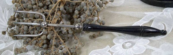 Oude broodvork met ebbenhouten handvat