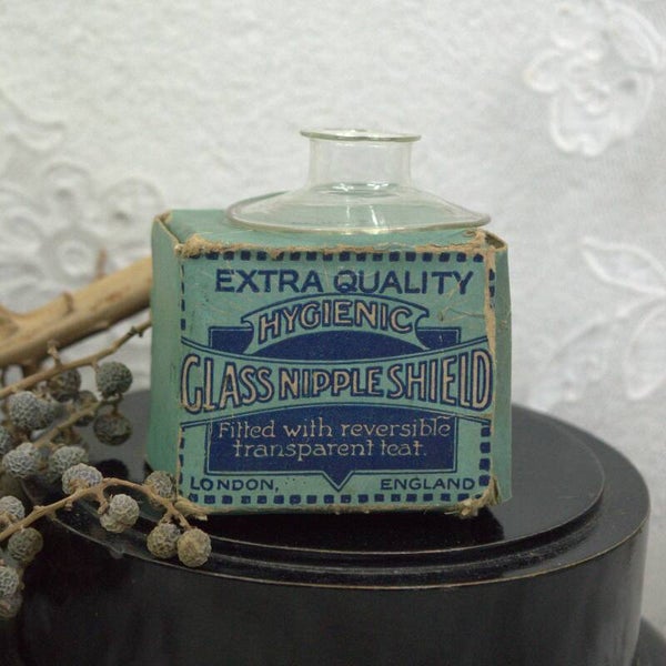 Vintage doosje met glazen tepel "hoedje"