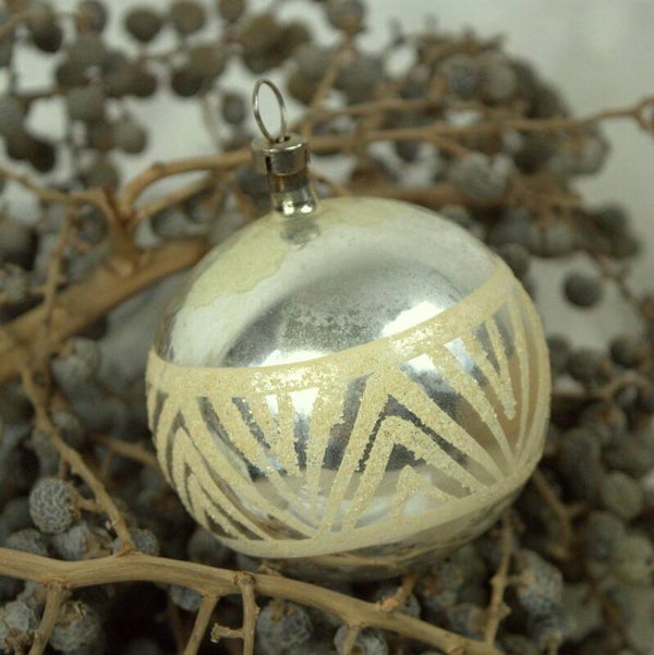 Vintage zilver kerstbal met roomkleurige sneeuw decoratie