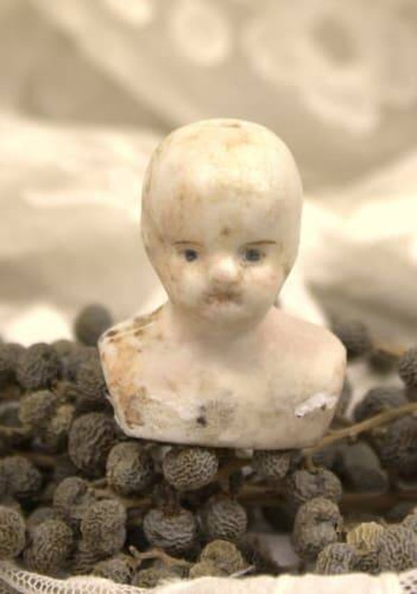 Antiek  poppenhoofdje met schouderplaat van biscuit porselein