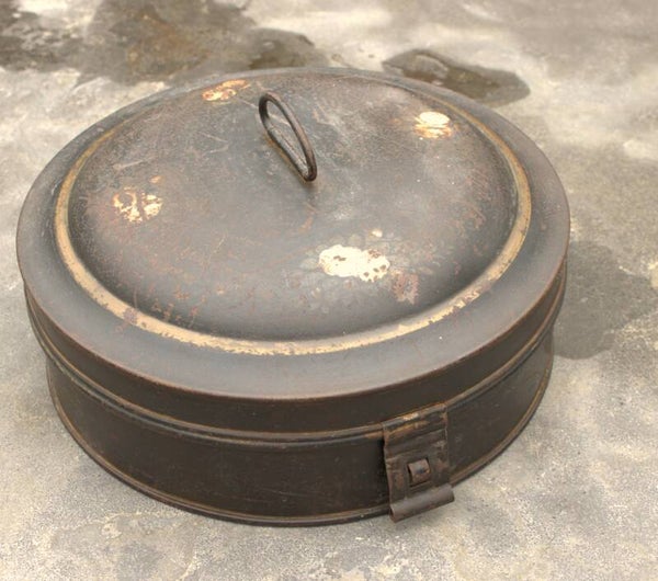 Antiek stoer metalen blik voor bewaren specerijen of thee