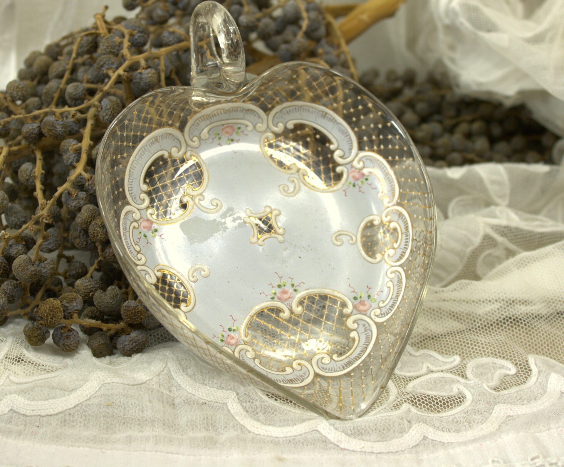 Lief antiek handbeschilderd glazen serveerschaaltje in hartvorm