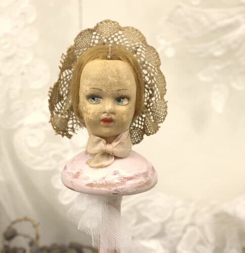 Vintage hoeden standaard met stoffen poppenkopje