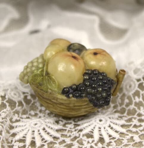 Antiek celluloid meetlintje in de vorm van een mandje fruit