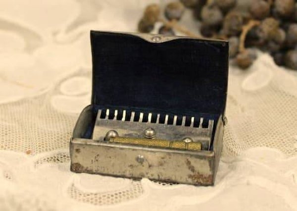 Antiek Messing Reisscheermes in Metalen Doosje – Jaren 20 (Art Deco)