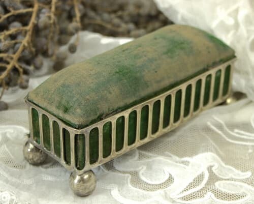 Antiek sleets  zilverplated speldenkussen van groen fluweel