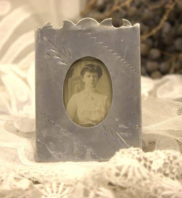 Decoratief antiek tinnen fotolijstje