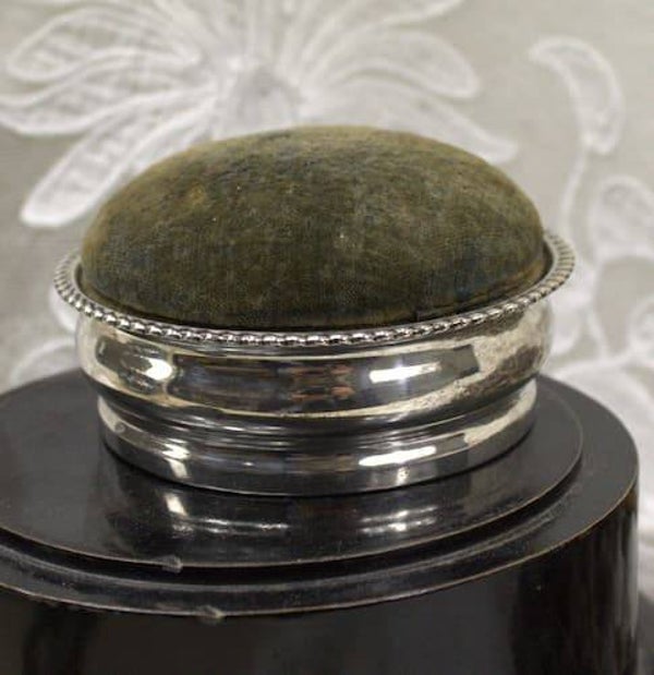 Antiek ronde Engels zilveren spelden/ sieraden doos uit 1898