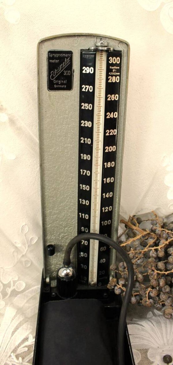 Medische Nostalgie: Antieke Kwikbloeddrukmeter in Originele Opklapbare Behuizing