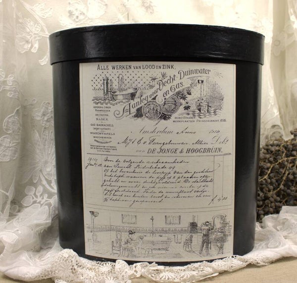 Decoratieve zwarte opbergdoos met  print van nota loodgietersbedrijf uit 1910
