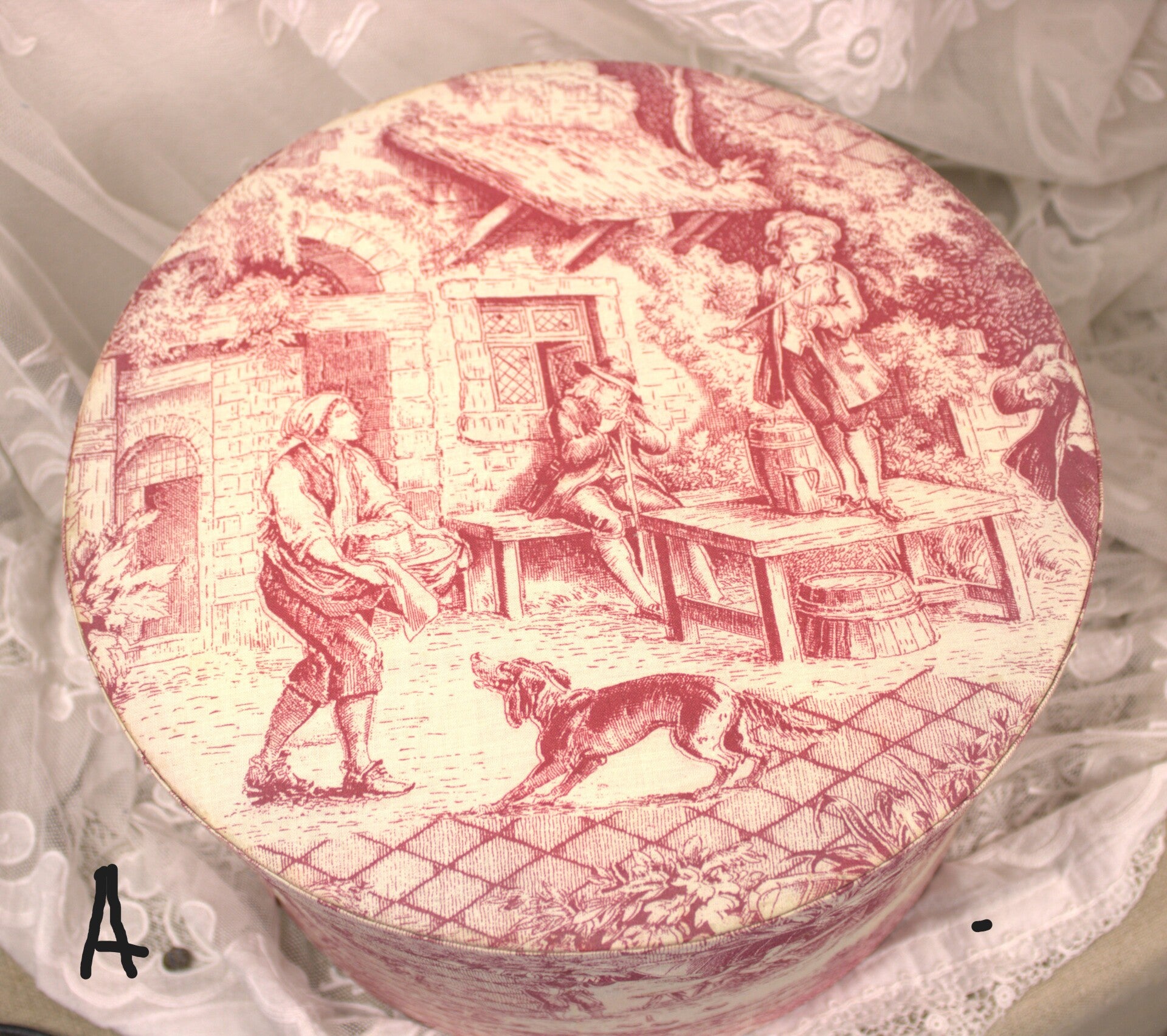 Brocante opbergdozen bekleedt met rode Toile de Jouy stof