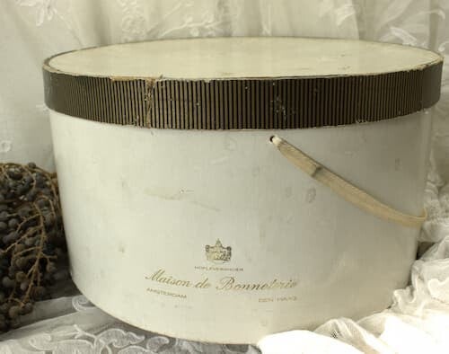 Oude hoedendoos van Amsterdamse Maison de Bonneterie