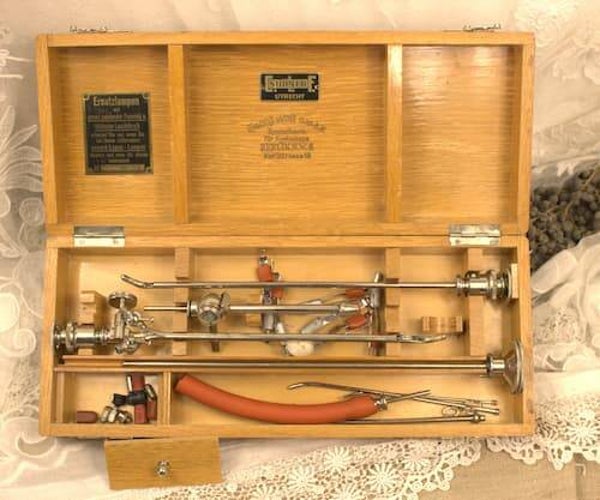 Prachtige en uiterst zeldzame antieke cystoscoop set van de befaamde Duitse maker Georg Wolf (Berlijn), daterend uit de jaren 1920 / 1930.