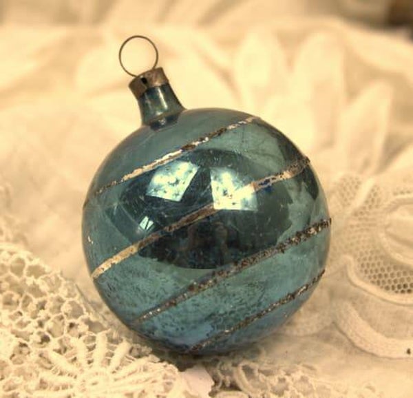 Vintage blauwe kerstbal  met zilveren streepjes