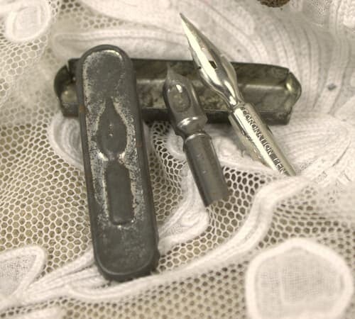 Klein vintage blikje met kroontjes pennetjes