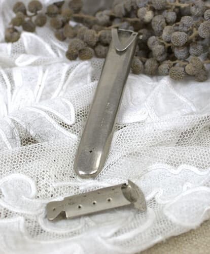 Antieke houder voor een bloem om in de revers te steken