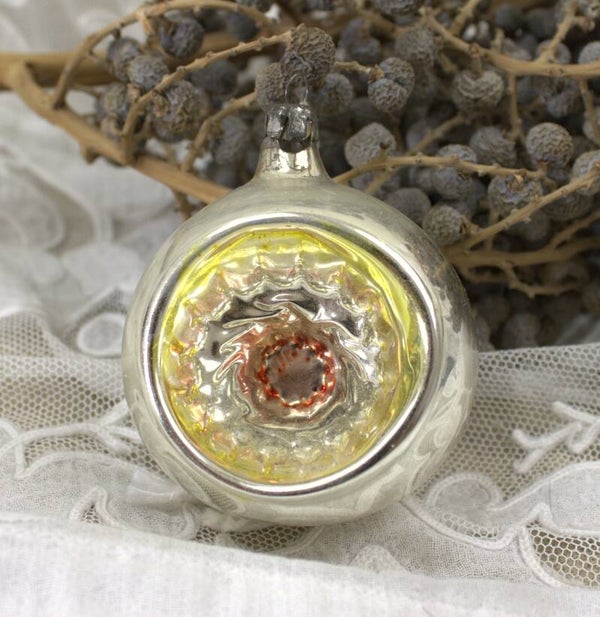 Vintage zilveren "deuk-kerstbal" met geel en rood
