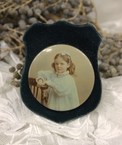 Vintage fluwelen foto standaardje met foto meisje