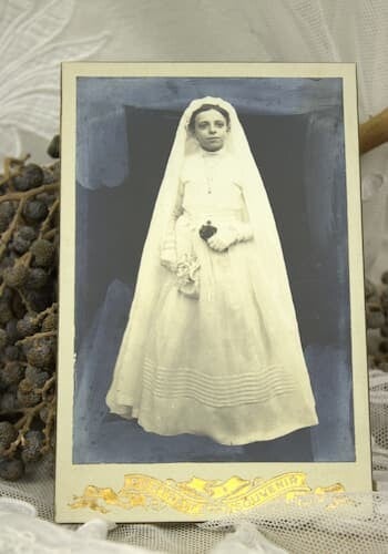 Antieke foto's van meisje in haar communie jurk