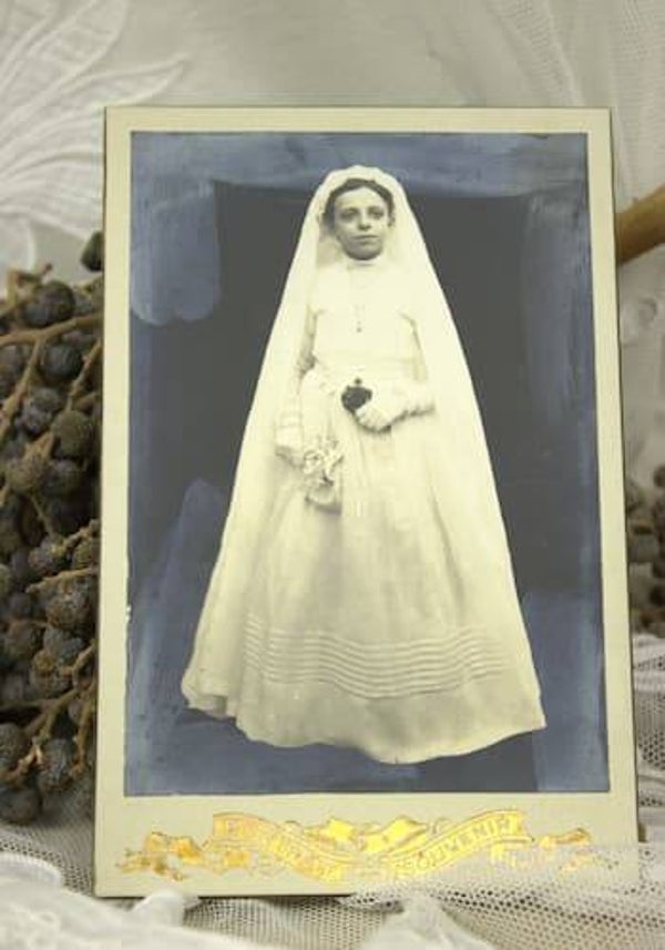 Antieke foto's van meisje in haar communie jurk