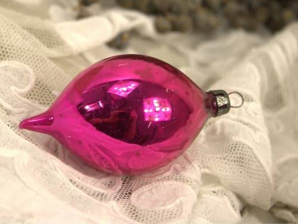 Vintage fuchia druppelvormigekerstboomhanger
