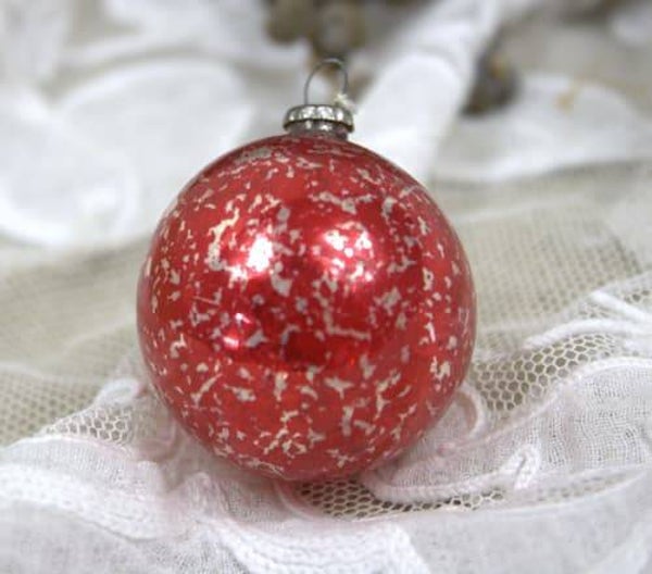Vintage rood gespikkeld kerstballetje