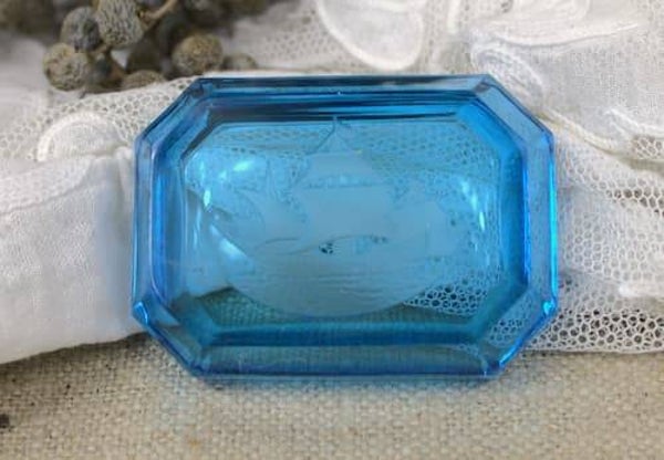 Vintage blauw glazen asbakje met ingegraveerd bootje