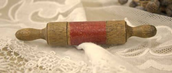 Schattig vintage houten  kinder mini deegrollertje met rood accent