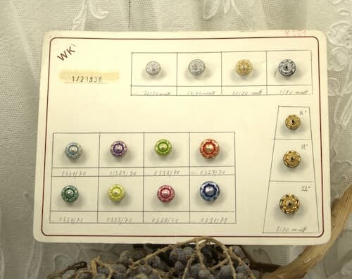 Vintage assortimentskaartje met knoopjes