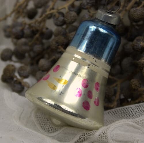 Vintage kerstklokje in zilver met blauw