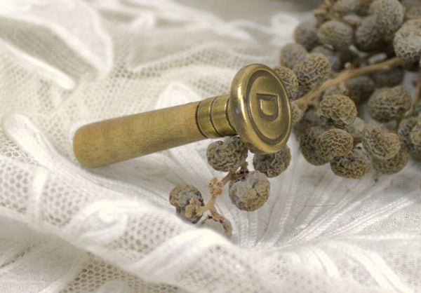 Vintage waszegel stempel met houten handgreep en letter D