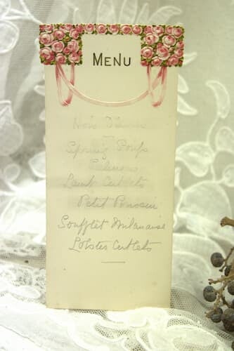 Lief vintage menukaartje me  roze rozen en lint