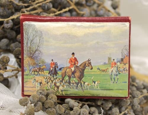 Vintage naaldenmapje met jachttafereel