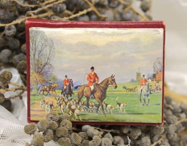Vintage naaldenmapje met jachttafereel