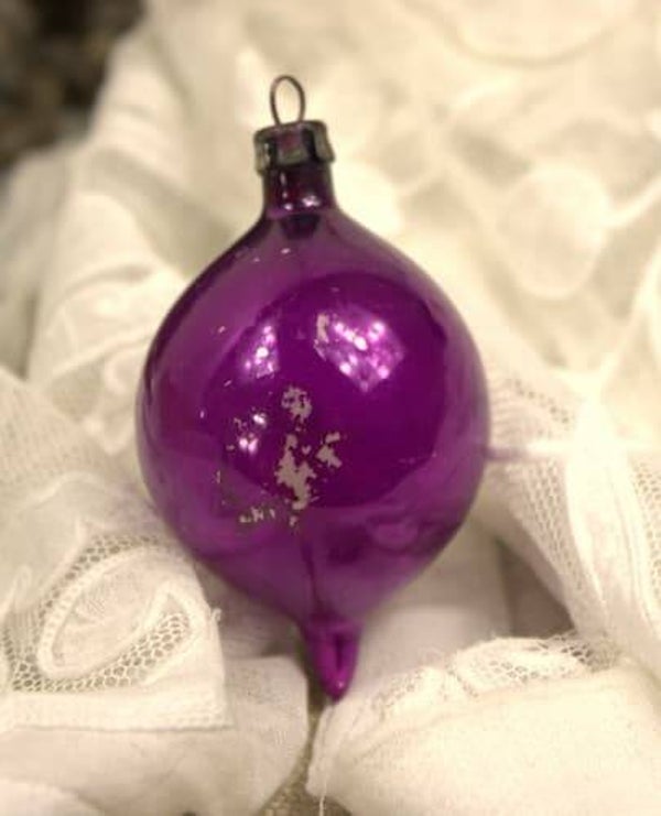 Vintage paarse druppelvormige kerstbal