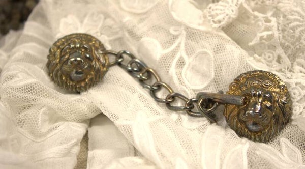 Vintage capesluiting met stoere leeuwenkoppen