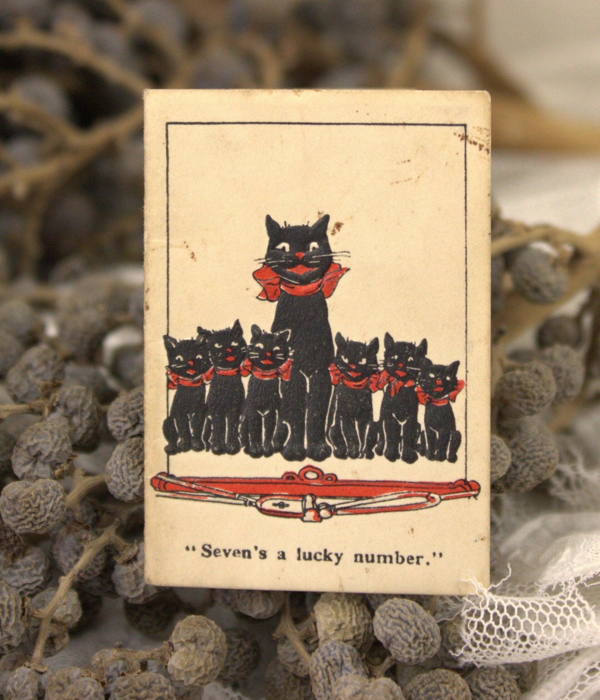 Vintage papieren reclamekalendertje met zwarte katten