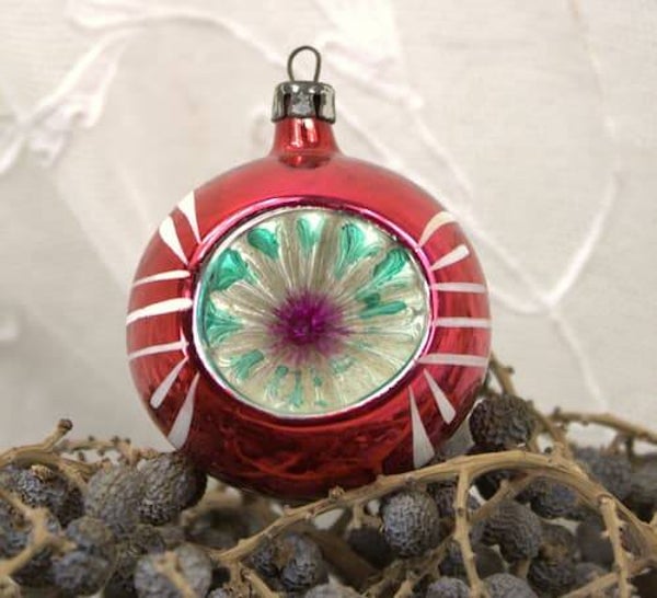 Vintage rood met witte deukbal