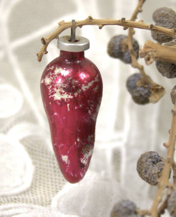 Klein vintage langwerpig rood craqulee kerstornamentje