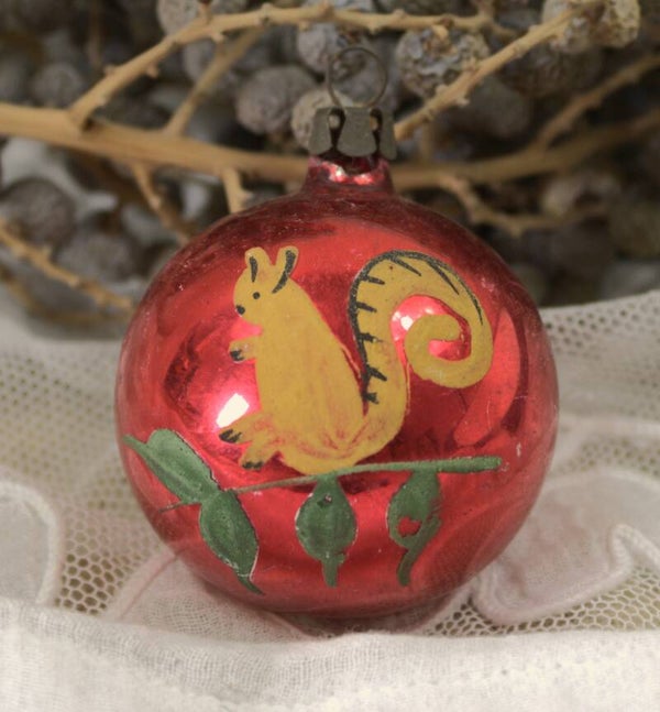 Lief vintage  rood kerstballetje met handgeschilderd eekhoorntje