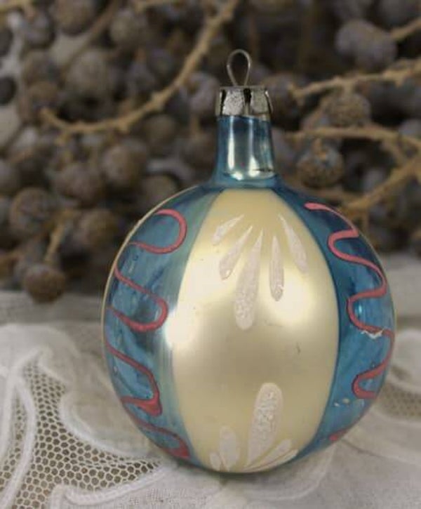 Vintage roomkleurige kerstbal met blauw /roze en witte accenten